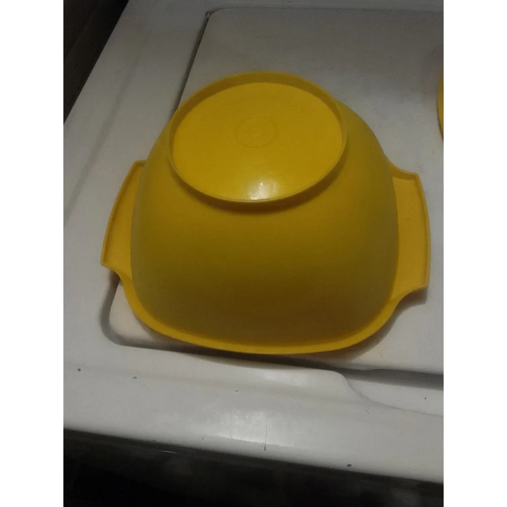 Vintage Yellow Servalier Tupperware Bowl With Starburst Yellow Lid Demensions...